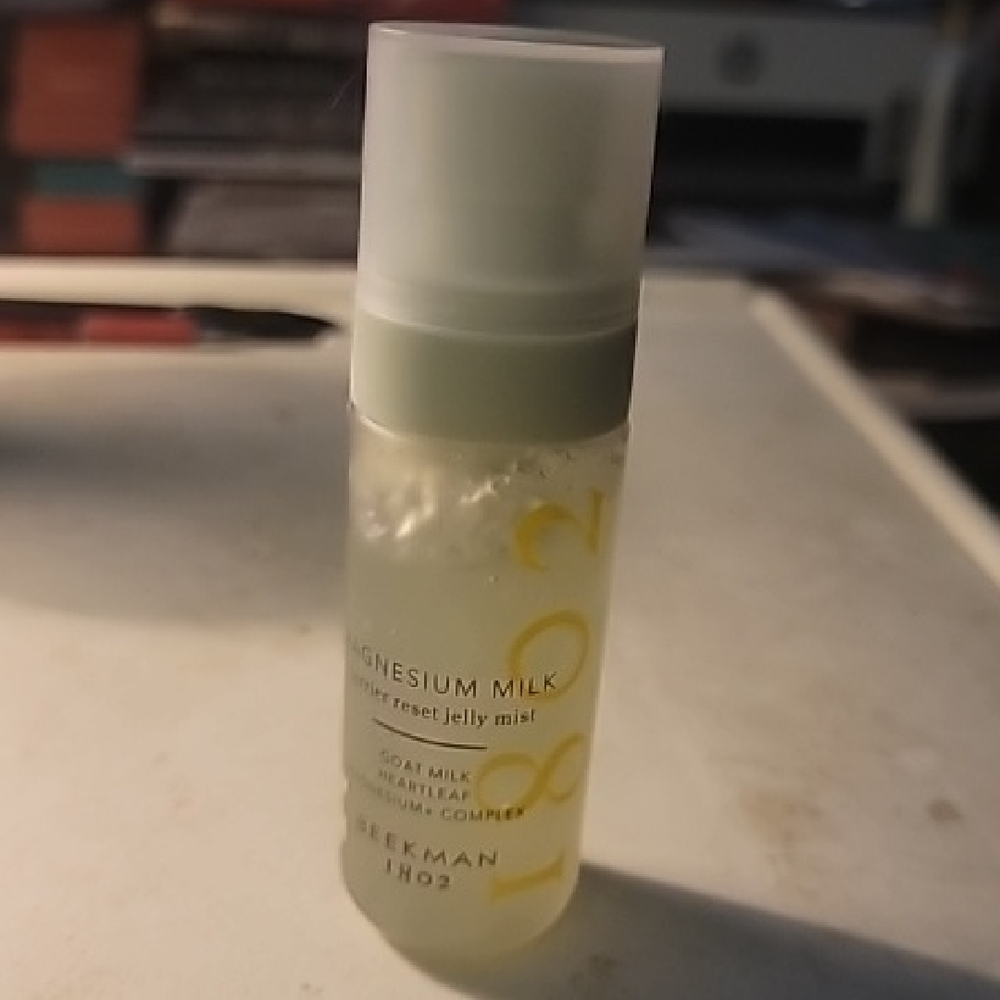 Beekman 1802 Magnesium Milk Jelly Mist with Yellow Accents